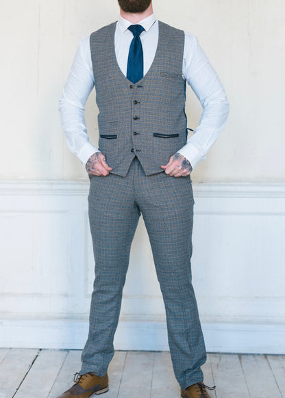 Marc Darcy Hardwick Checked 2-Piece Suit. Great combination when paired with the navy silk tie and crisp white Suave Owl shirt.